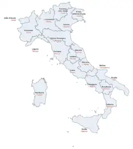 Cartina dell'Italia con i confini delle 20 regioni, il nome di ogni regione e il suo capoluogo