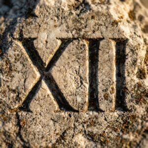 Il numero romano XII inciso in una lastra di pietra antica
